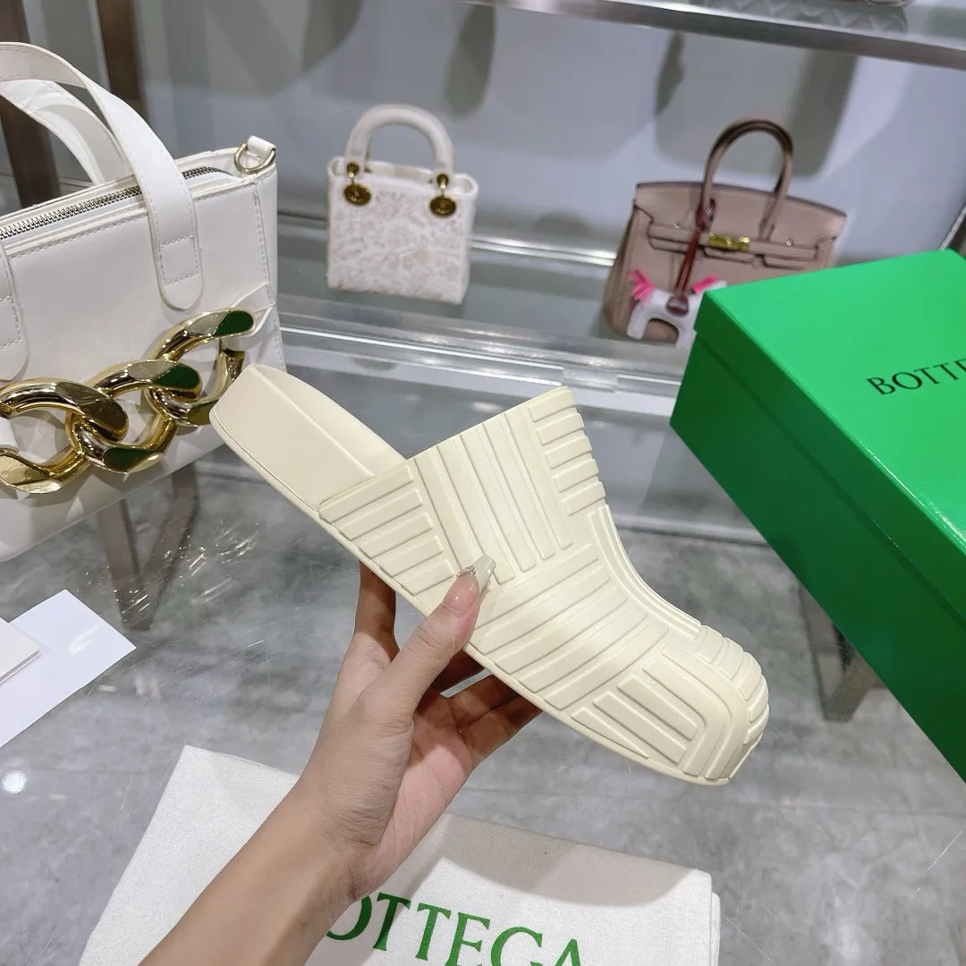 Factory price: 300💰🍀𝐁𝐨𝐭𝐭𝐞𝐠𝐚 𝐕𝐞𝐧𝐞𝐭𝐚 Bottega Veneta BV new men's woven surface ultra-light rubber garden shoes It looks good and is easy to wear. It is perfect with straight wide-leg pants, okay? It can also be worn in the summer, and it has characteristics for daily use, which is very BV~ The thickened toe box is slightly tilted like a derby, which is easy to match. The inner forefoot has texture that matches the sole of the foot. It is not made of rain boots with fleshy materials, which is more comfortable. M𝐁𝐨𝐭𝐭𝐞𝐠𝐚 𝐕𝐞𝐧𝐞𝐭𝐚 Bottega Veneta's new men's woven top ultra-light rubber garden shoes are good-looking and easy to wear. They are perfect with straight wide-leg pants, okay? 🐸It can also be worn in summer, and it has characteristics for daily life, which is very BV~ The thickened toe cap is slightly tilted like a derby, which is a good match. The inner forefoot has a pattern that matches the sole of the foot. It is not made of rain boots made of fleshy material, which is more comfortable. SIZE: 35-46 (45 and 46 are custom-made and cannot be returned or exchanged)